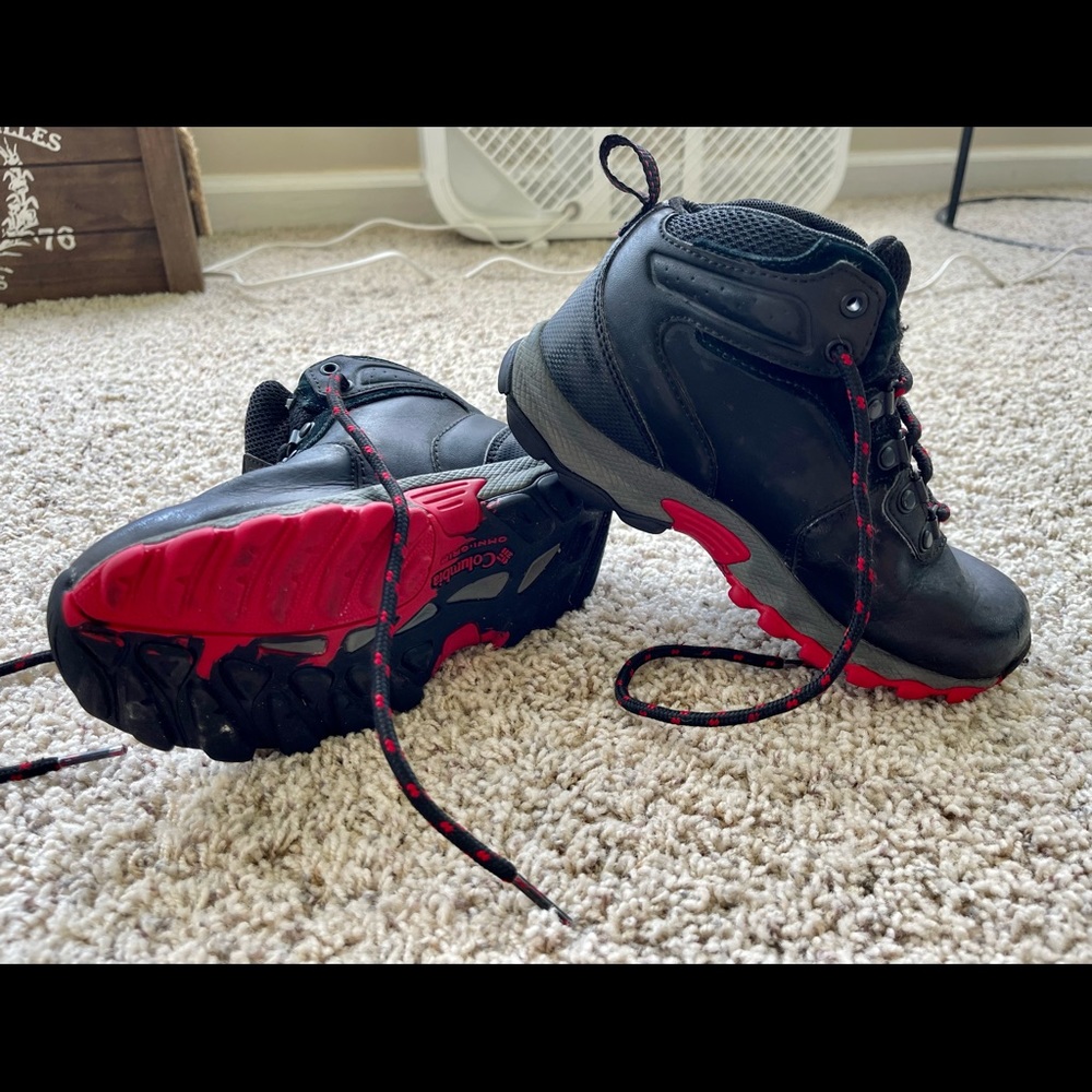 Boys Columbia hiking boots size 1